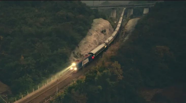 双胞胎兄弟俩，开上同一列火车！