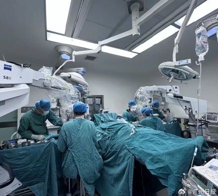 从绝望到“新生”!23岁小伙7根手指离断医生12小时全接回 从绝望到“新生”!23岁小伙7根手指离断医生12小时全接回