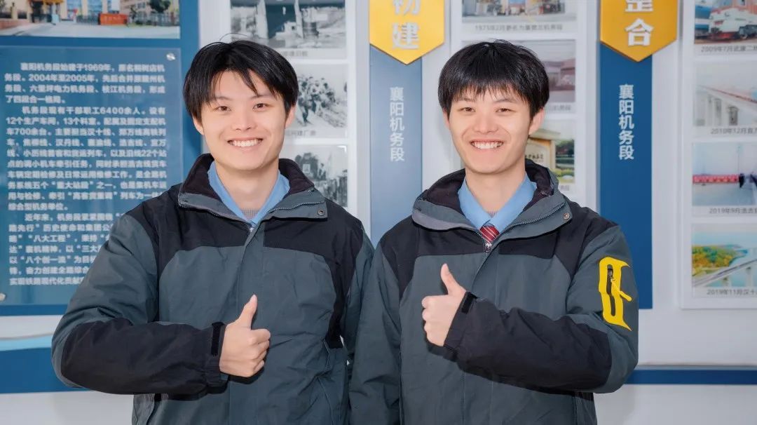 双胞胎兄弟俩，开上同一列火车！