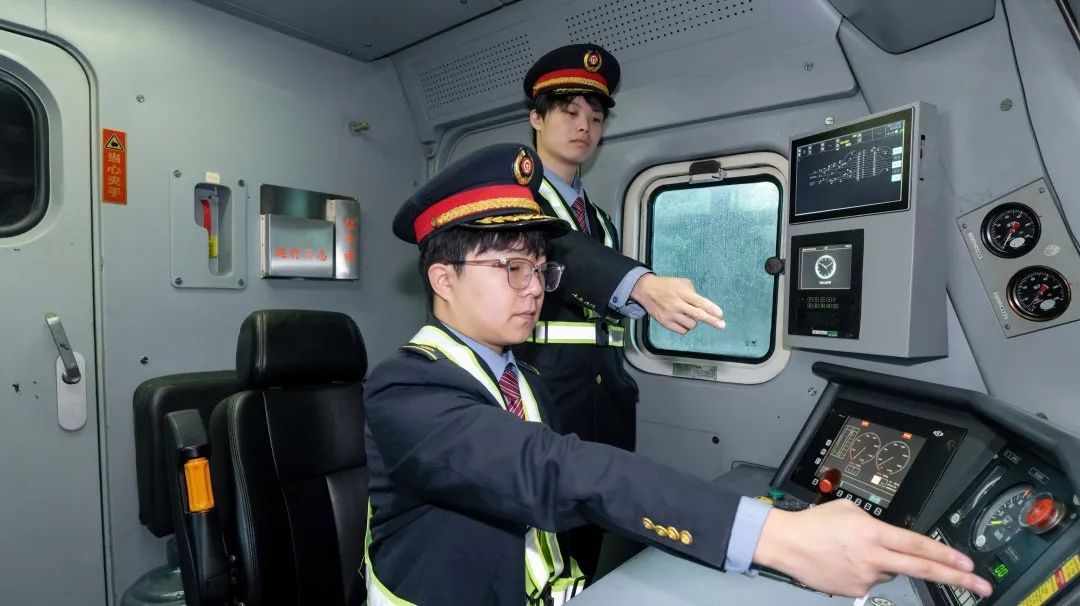 双胞胎兄弟俩，开上同一列火车！