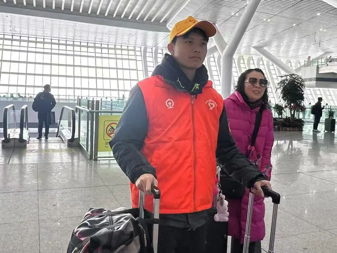 双胞胎兄弟俩，开上同一列火车！