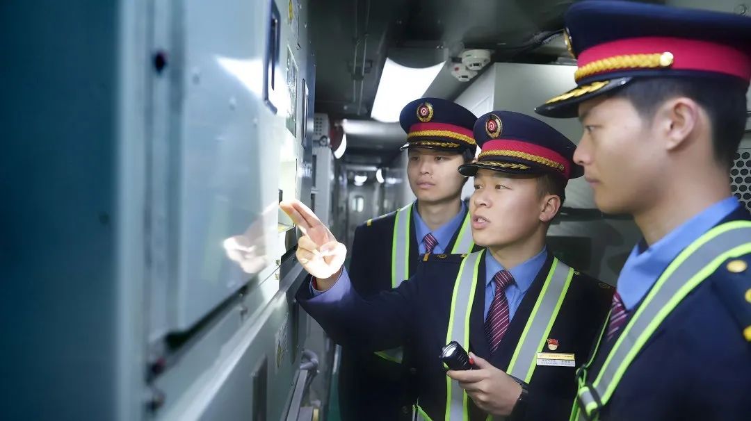 双胞胎兄弟俩，开上同一列火车！