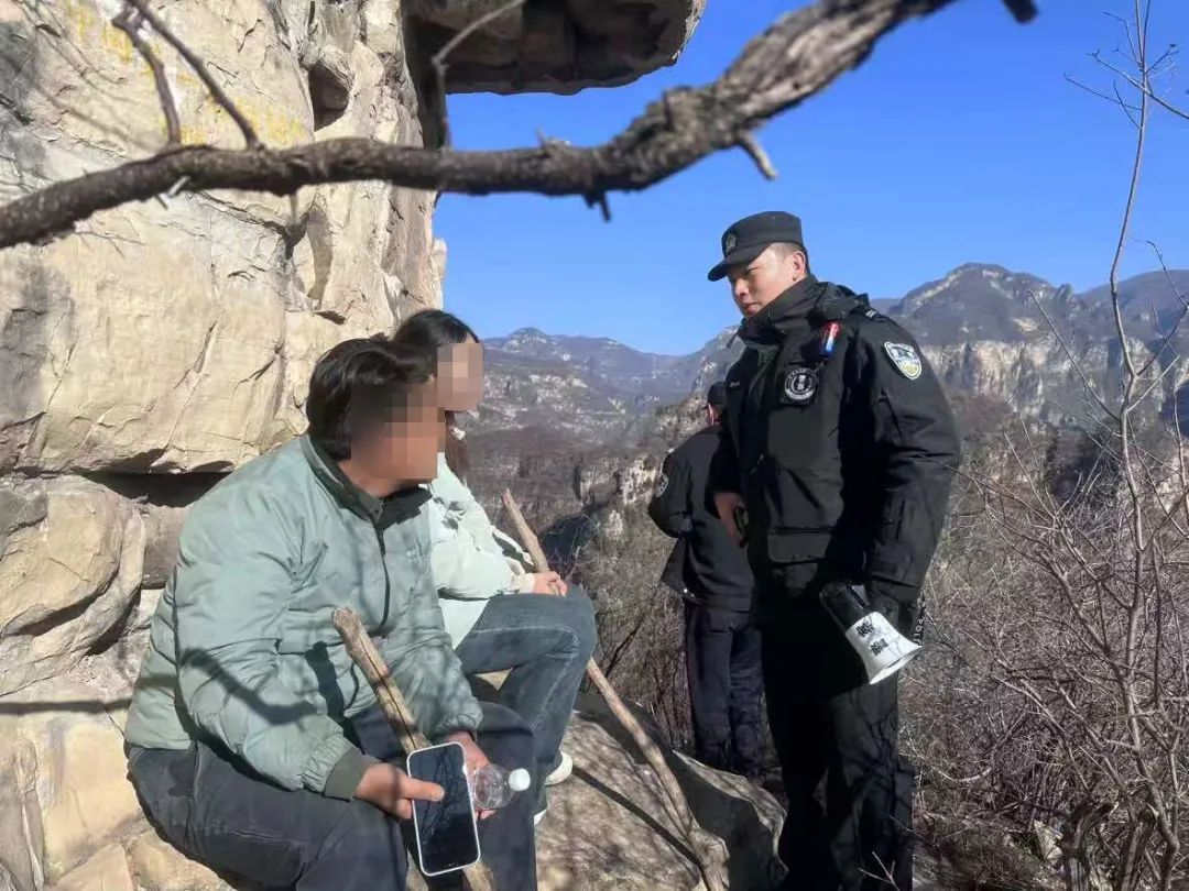 大学生深山遇狼叫，警方联合搜寻施救