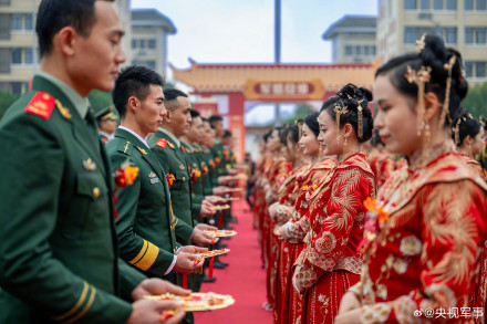 武警军营集体婚礼甜度爆表