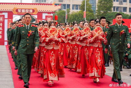 武警军营集体婚礼甜度爆表