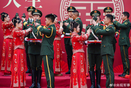 武警军营集体婚礼甜度爆表