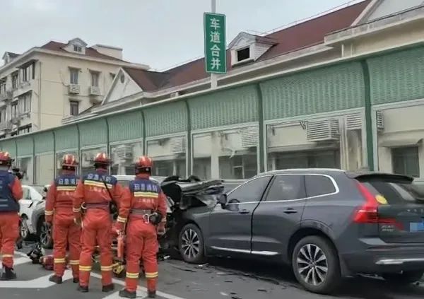 今晨突发！上海内环5车追尾，3车受损严重，2人送医