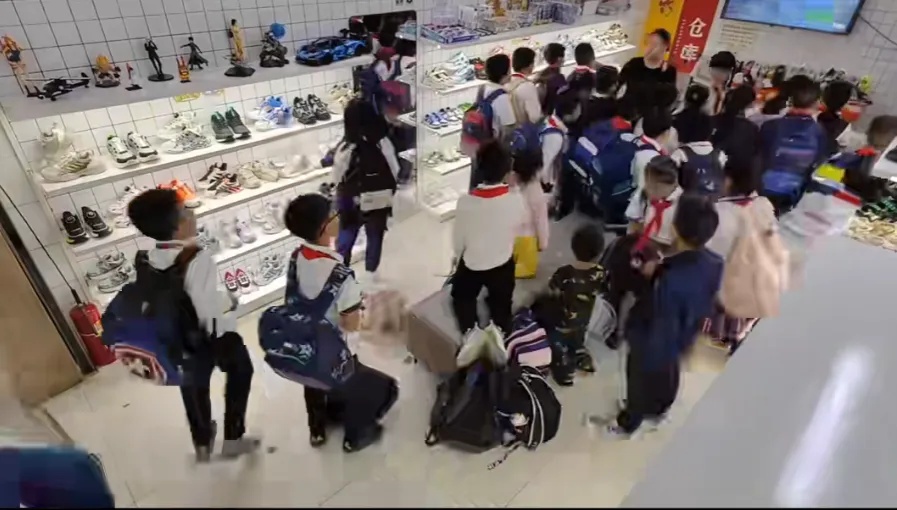 “感觉天都塌了”！这家店宣布倒闭！老板娘听劝…