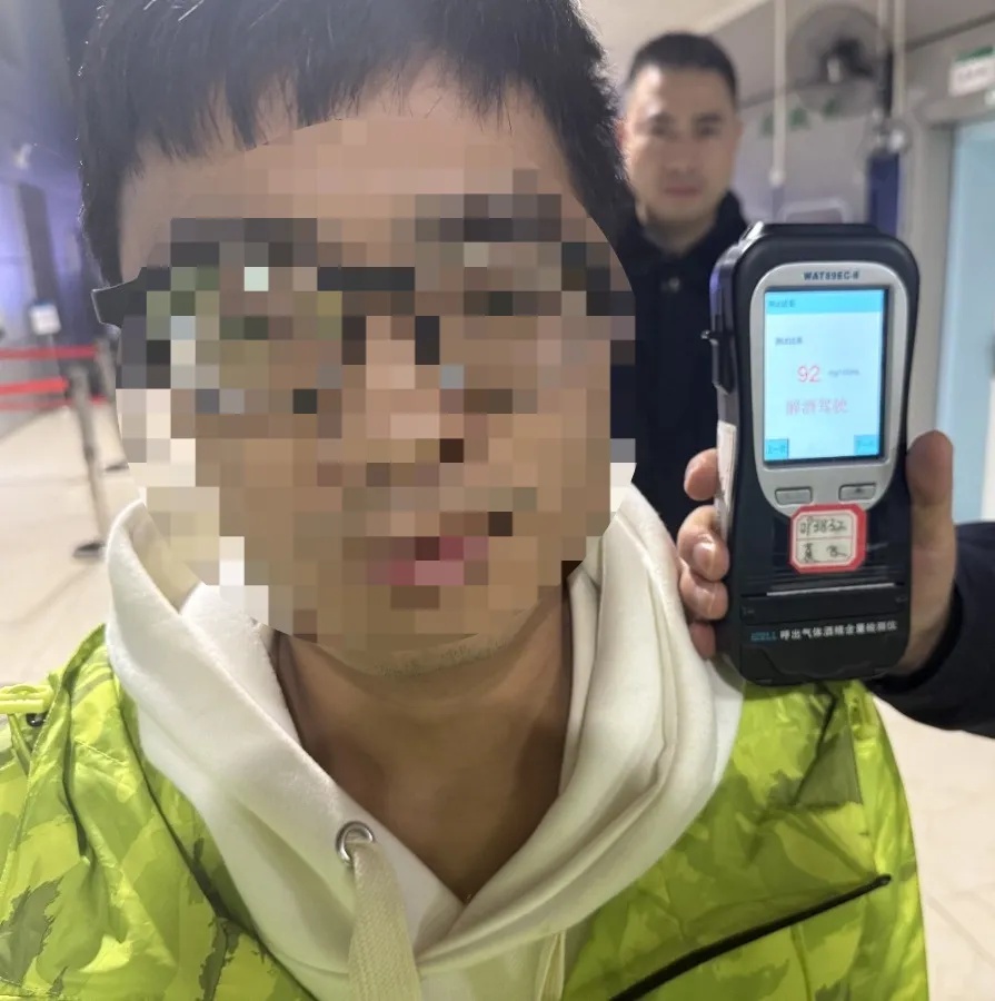 酒驾还想私了？热心市民：我们已经报警了！