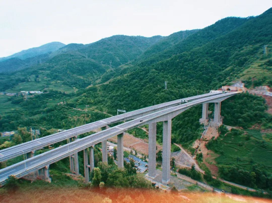 通车了！凉山彝区腹地迎来首条高速