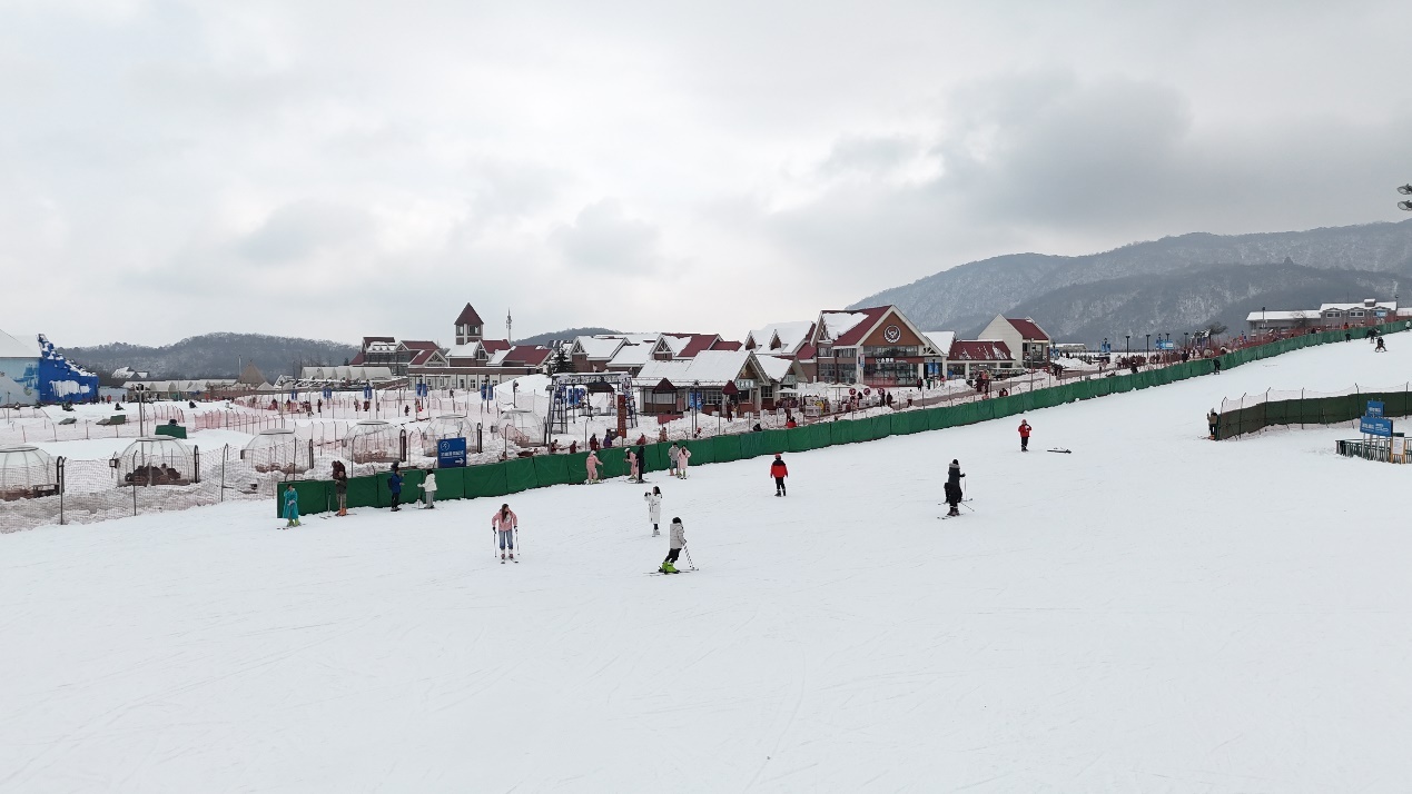 窗含西岭千秋雪 四川西岭雪山滑雪场开板