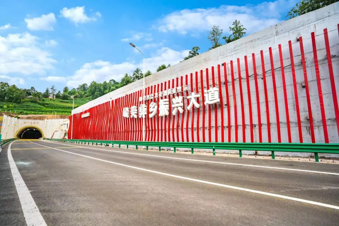 通车了！凉山彝区腹地迎来首条高速