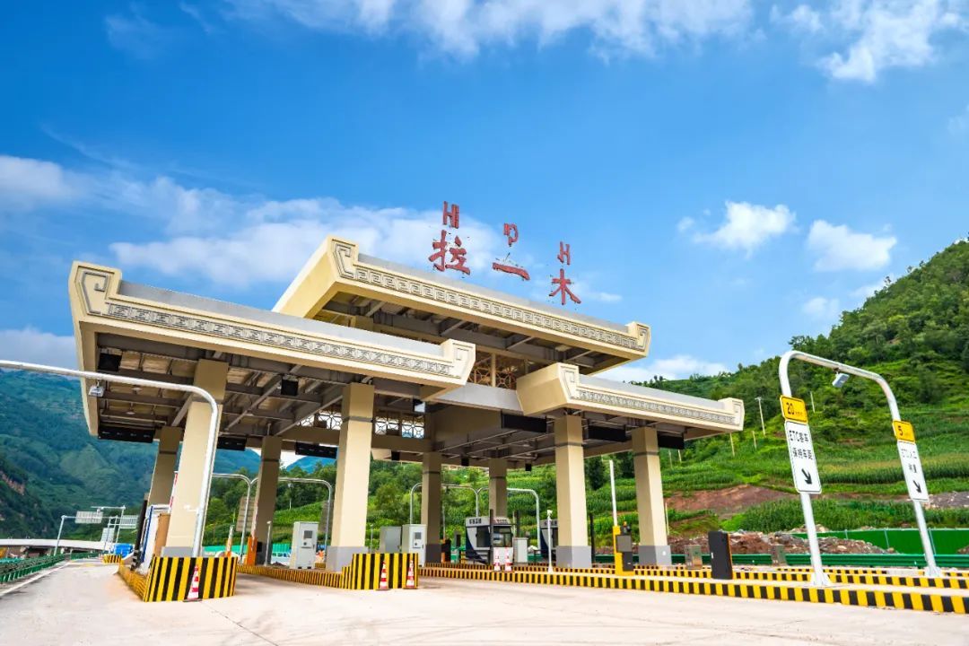 通车了！凉山彝区腹地迎来首条高速