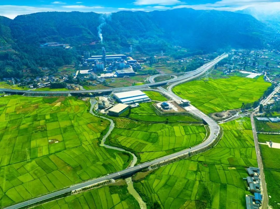 通车了！凉山彝区腹地迎来首条高速