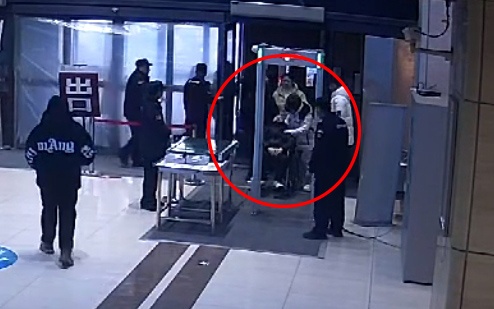 男子突发晕厥!冰城医护紧急施救 男子突发晕厥!冰城医护紧急施救