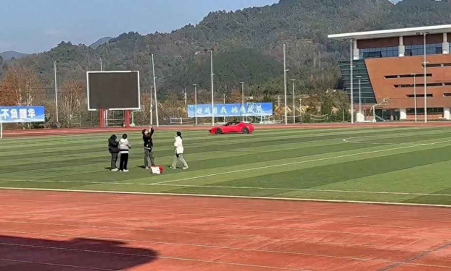 男子开跑车进高校玩漂移压坏草坪，当事人回应：不认可几十万赔偿费