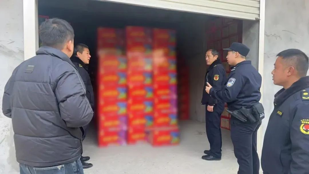 门面房堆满烟花爆竹？巢湖魏某某，被行拘！