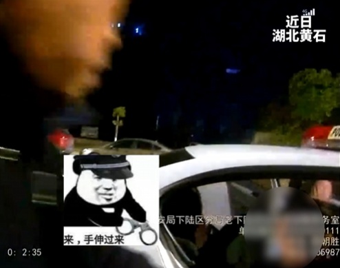 围观！来自嫌疑人第一视角→深夜贴“小卡片”打卡竟遇到警车🤲