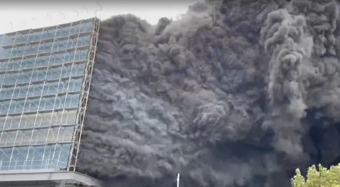 台湾一超市仓库火灾已致9死7伤，有人跳楼逃生......