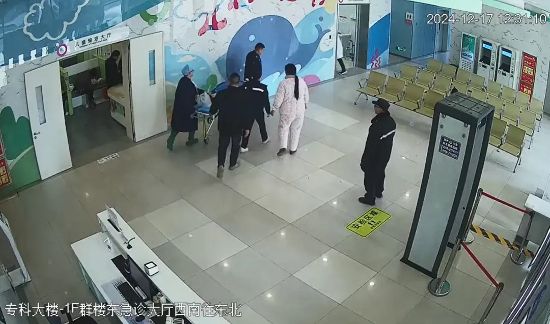 惊险一幕!2岁幼儿被卡 惊险一幕!2岁幼儿被卡