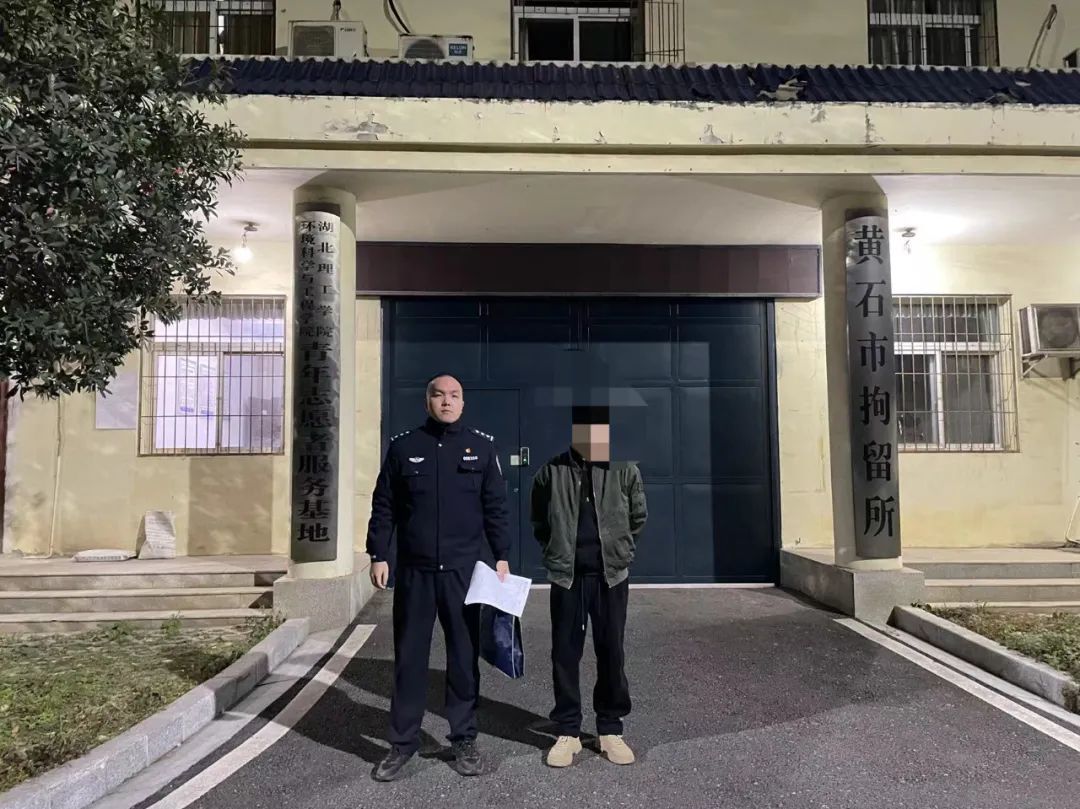 围观！来自嫌疑人第一视角→深夜贴“小卡片”打卡竟遇到警车🤲