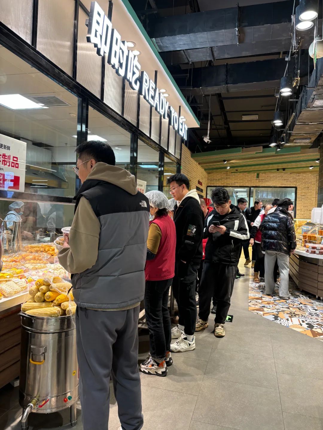 一顿只要十几元!呼市多家超市“变身”,很多年轻人爱去 一顿只要十几元!呼市多家超市“变身”,很多年轻人爱去