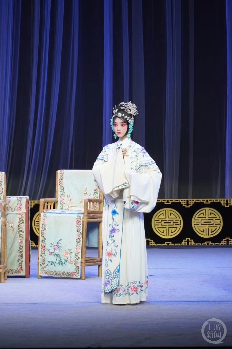 00后“川剧上妆女孩”火了 演绎传统戏曲新活力