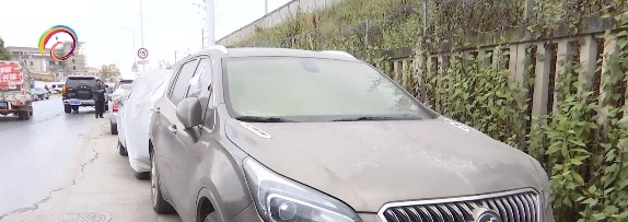 豪横！昆明一SUV违停被贴7张罚单，就是不挪车！