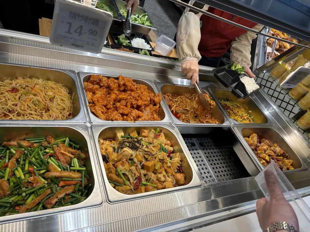 一顿只要十几元!呼市多家超市“变身”,很多年轻人爱去 一顿只要十几元!呼市多家超市“变身”,很多年轻人爱去