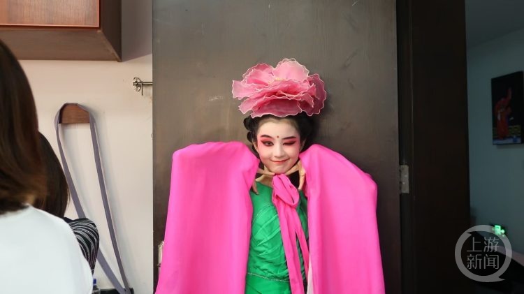 00后“川剧上妆女孩”火了 演绎传统戏曲新活力