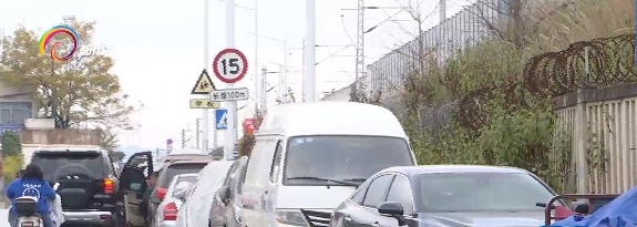 豪横！昆明一SUV违停被贴7张罚单，就是不挪车！