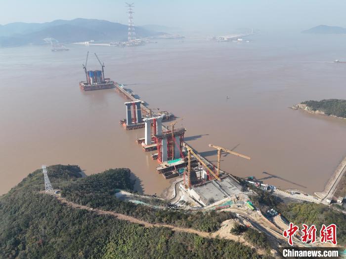 世界跨度最大公铁两用大桥迎突破性进展