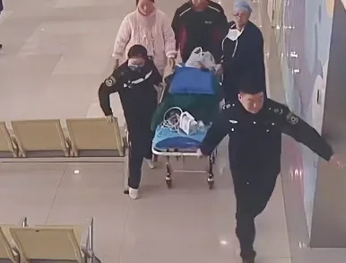 惊险一幕!2岁幼儿被卡 惊险一幕!2岁幼儿被卡