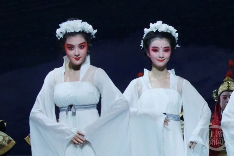 00后“川剧上妆女孩”火了 演绎传统戏曲新活力