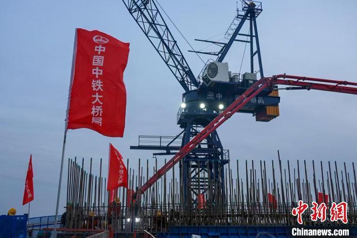 世界跨度最大公铁两用大桥迎突破性进展