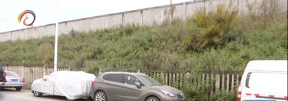 豪横！昆明一SUV违停被贴7张罚单，就是不挪车！