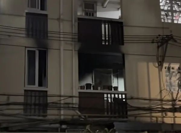 上海一小区民宅起火！家中一片狼藉，楼道被熏黑，有居民猜测原因…