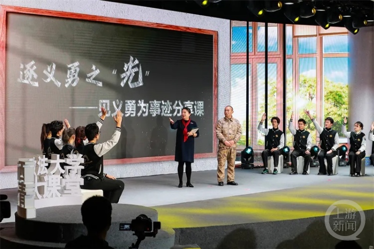 高速路车流中拦车救人的重庆大叔入围“中国好人榜” ，本人回应