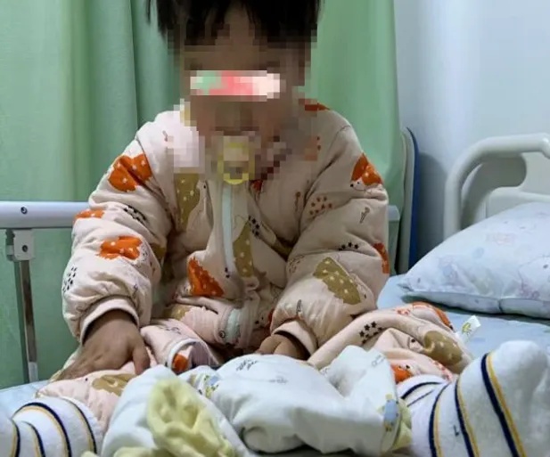 惊险一幕!2岁幼儿被卡 惊险一幕!2岁幼儿被卡