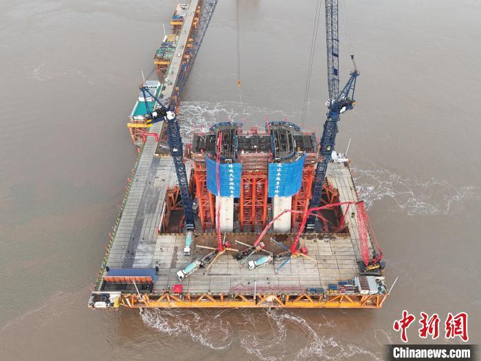 世界跨度最大公铁两用大桥迎突破性进展