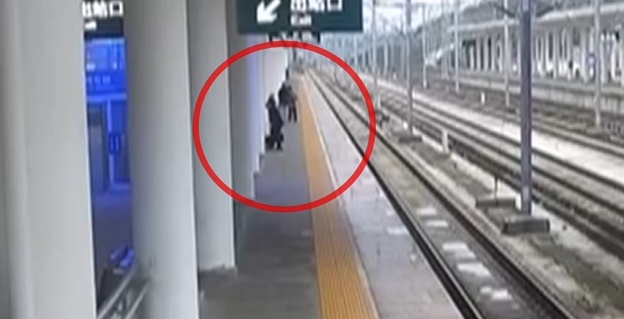危险！贵州一高铁站内，女乘客情绪失控 两次试图跳入股道