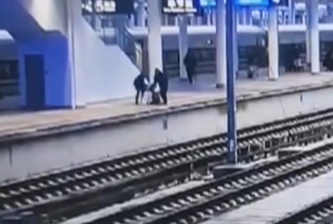 危险！贵州一高铁站内，女乘客情绪失控 两次试图跳入股道