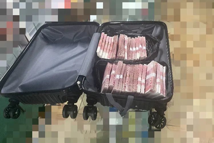 28万元！桂林警方拦下整整一箱现金