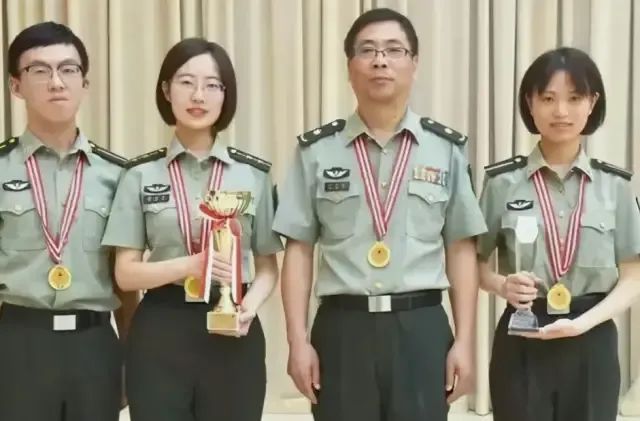 恭喜,她爱情事业双丰收! 恭喜,她爱情事业双丰收!