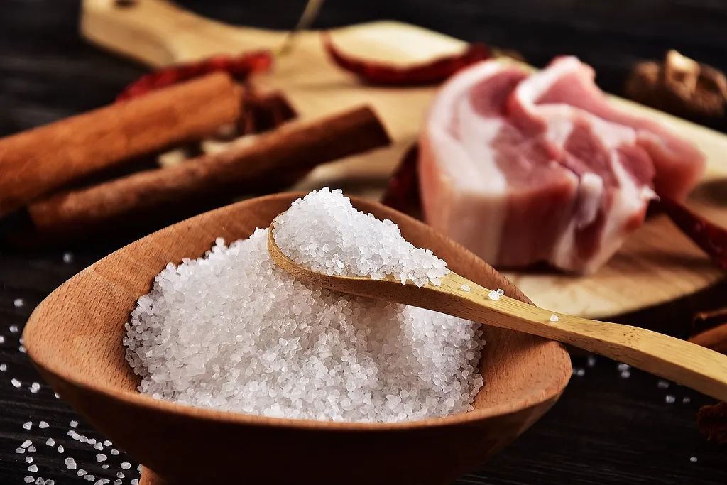 三成以上老年人都有的困扰，可能跟这种炒菜习惯有关！