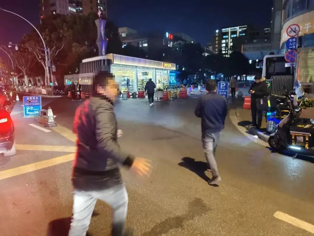 “跟我走!”男子意外断指,民警火速送医 “跟我走!”男子意外断指,民警火速送医