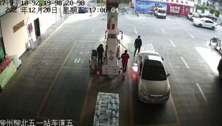 柳州一加油站内,车辆突然起火!关键时刻,他们冲了上去 柳州一加油站内,车辆突然起火!关键时刻,他们冲了上去