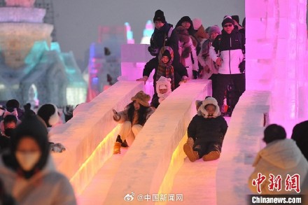 人气爆棚!哈尔滨冰雪大世界夜景有多炫酷 人气爆棚!哈尔滨冰雪大世界夜景有多炫酷