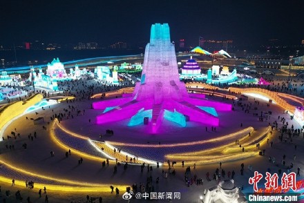 人气爆棚!哈尔滨冰雪大世界夜景有多炫酷 人气爆棚!哈尔滨冰雪大世界夜景有多炫酷