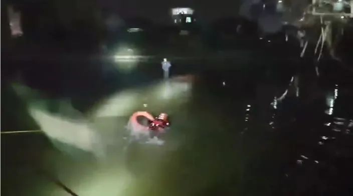 后怕！男子一个疏忽，连车带人冲进池塘……